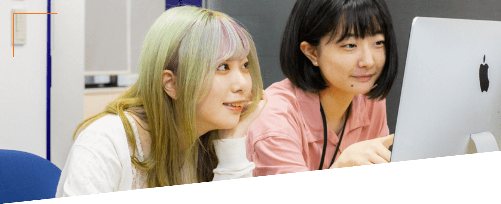 パソコンに向かう女の子