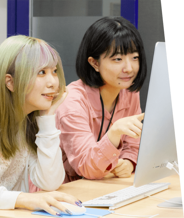 パソコンに向かう女の子