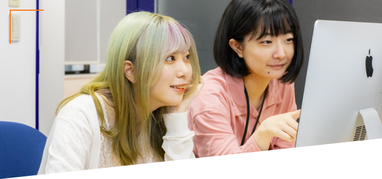 パソコンに向かう女の子
