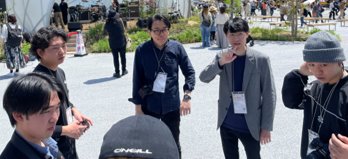 傘をさしている男性と子供たち
AI によって生成されたコンテンツは間違っている可能性があります。