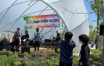 屋外, 草, 道路, 人 が含まれている画像
AI によって生成されたコンテンツは間違っている可能性があります。